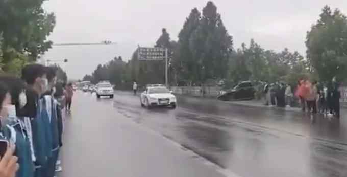 洱海坠机烈士回家 邯郸群众雨中等待 画面感人！