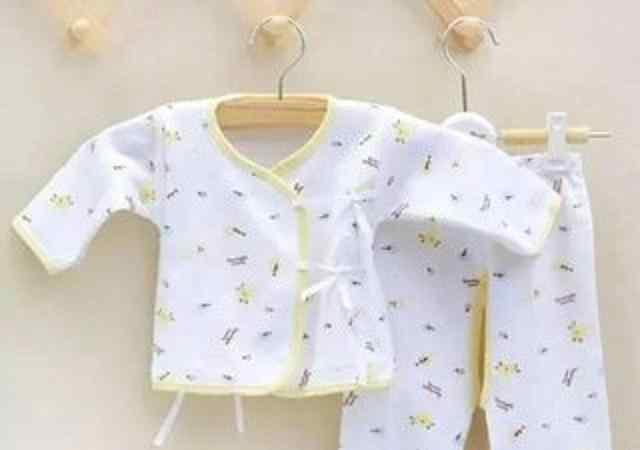 婴儿衣服 新生儿很娇嫩，穿衣服需谨慎，这些给新生儿买衣服的要点请记下！文章配图