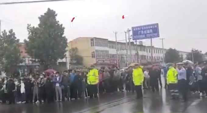 洱海坠机烈士回家 邯郸群众雨中等待 画面感人！