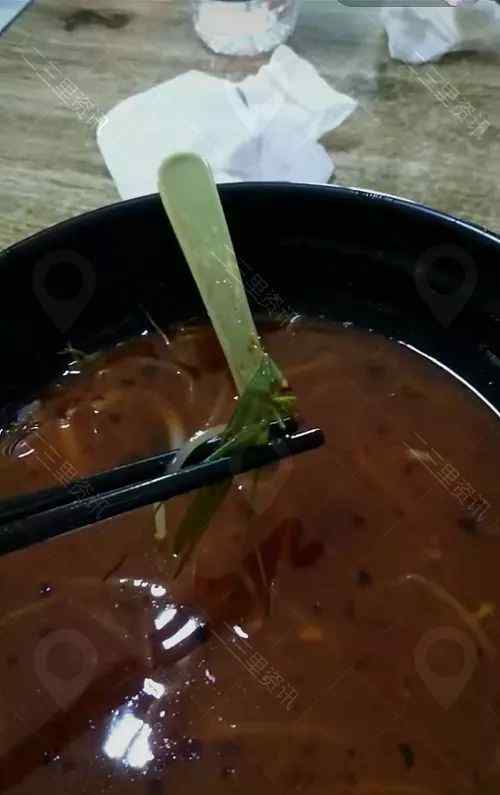扁担钩 朝阳小伙吃麻辣烫居然吃出一只“扁担钩”...