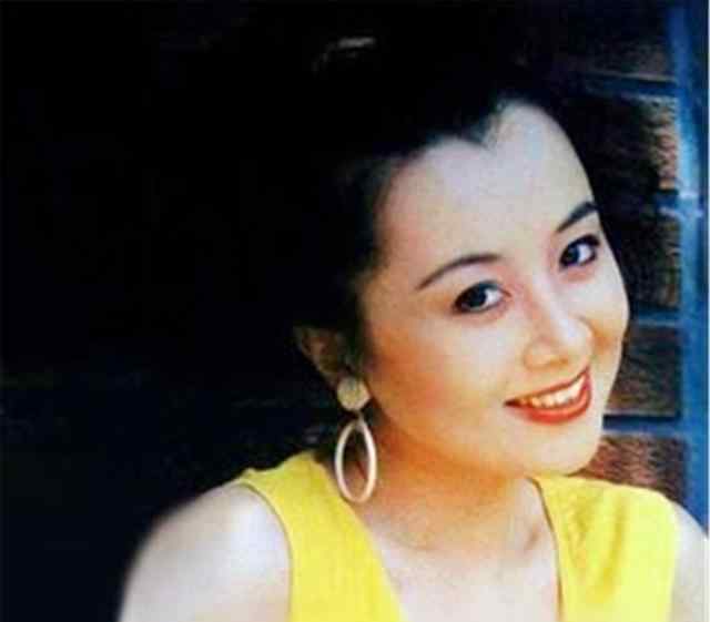 风雨丽人 27岁演《风雨丽人》成名，销声匿迹20年，把19岁女儿养成学霸文章配图