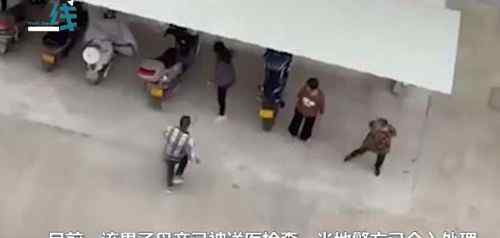 男子当街殴打母亲，多次拳打飞踹！当地警方已介入 事情的详情始末是怎么样了！