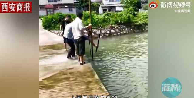 广西一女老师骑车过河被水冲走 村民：找到车和头盔 还没找到人