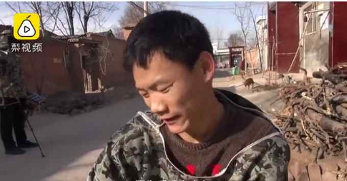 “就算跪着也要站起来”！脑瘫小伙用牙咬80斤重物干活 画面感动网友
