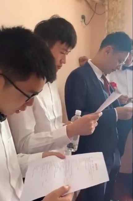 接亲新风尚！伴郎团被考英语听力 评论区变大型出招儿现场