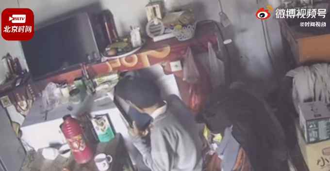 “监控中外公亲吻外婆遗像”感动全网 外孙女：他小脑萎缩 只记得外婆