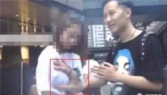 男人摸女人胸视频 无耻！男子街头公然耍流氓，多名姑娘遭摸胸！还拍了视频.....文章配图