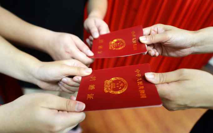 新华社：结婚人数连年降 这届年轻人为啥不想结婚？