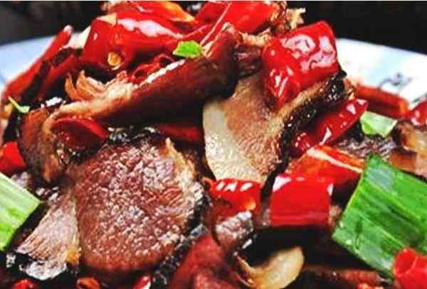 二金条 二金条炒腊肉的做法