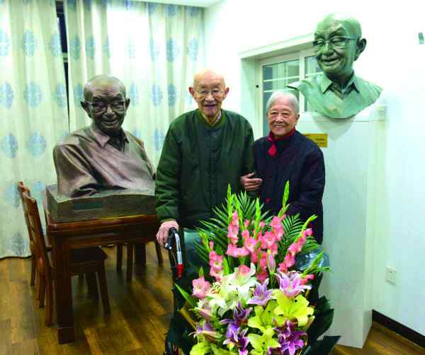 湖南雕塑 纪念高考恢复40年，湖南雕塑家为查全性院士塑像