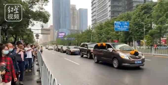 泪目！长沙市民雨中送别袁隆平 众人齐喊“袁爷爷 一路走好”