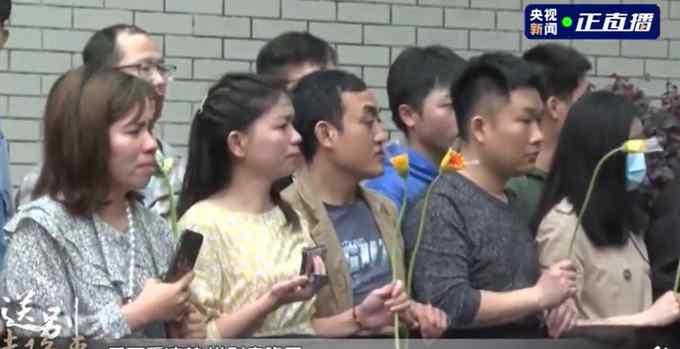 袁老最后一次看杂交稻 回到了他奋斗的地方 群众泣不成声雨中送别