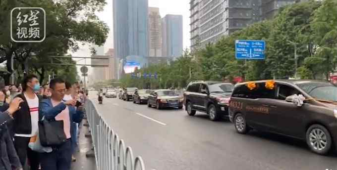 泪目！长沙市民雨中送别袁隆平 众人齐喊“袁爷爷 一路走好”