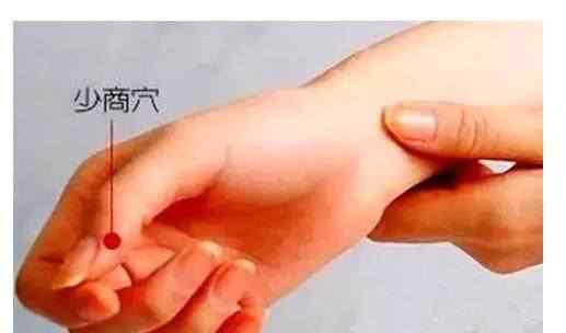 治打嗝的最快方法 超简单超实用快速制止打嗝方法，快收藏文章配图