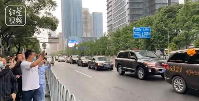泪目！长沙市民雨中送别袁隆平 众人齐喊“袁爷爷 一路走好”
