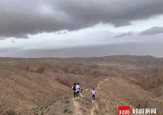 甘肃越野赛参赛者讲述救人细节 这意味着什么?