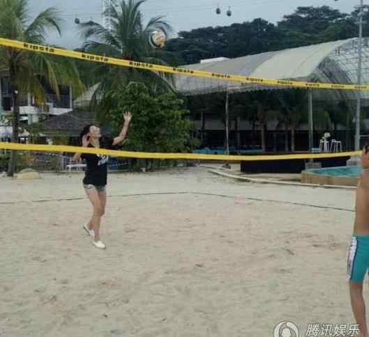 张柏芝带两子打沙滩排球 兴起时豪迈蹲在地上