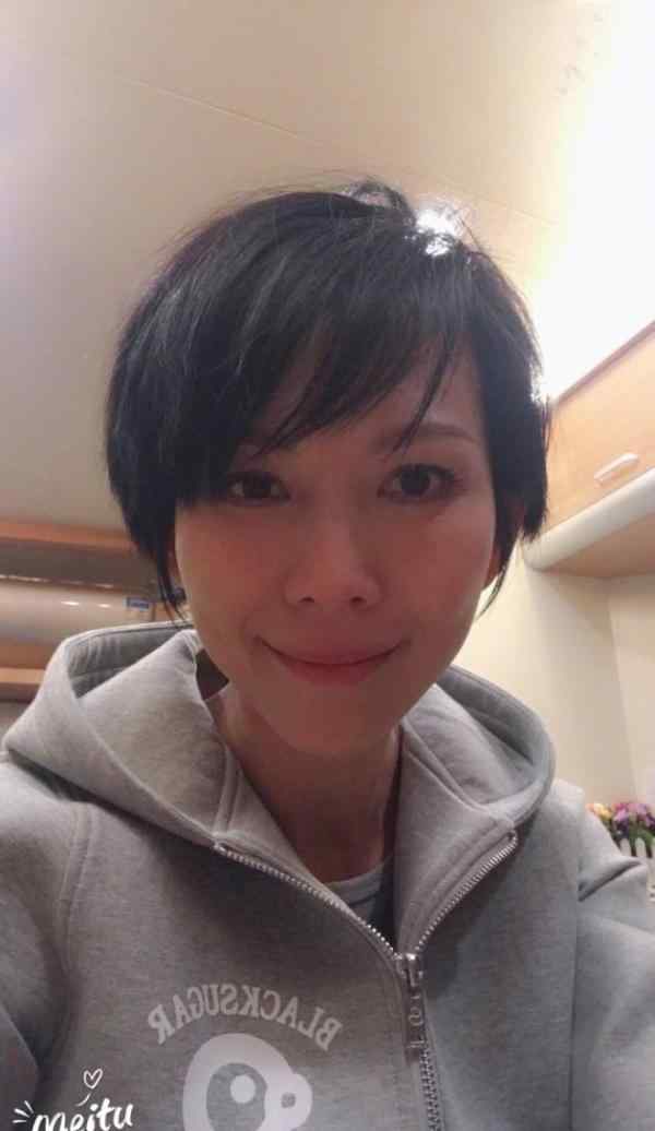 蔡少芬凌晨收工发自拍 微笑嘟嘴仍掩盖不了疲惫文章配图