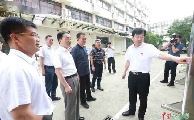 龙新南 吉安报道：新华社原副社长龙新南到吉安职院参观调研