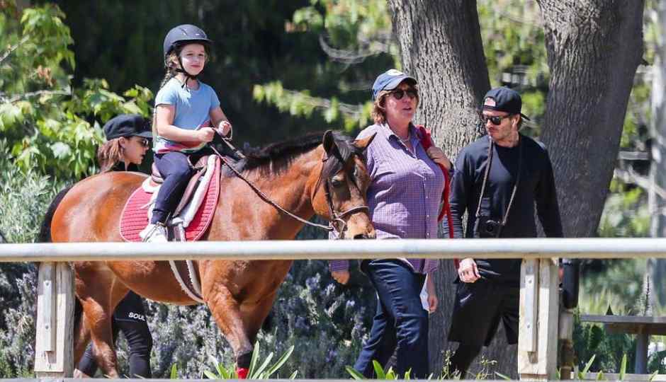 小七学骑马手臂肉嘟嘟 奶爸奶妈和哥哥都来护驾