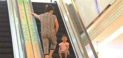 看着都疼!男子不小心摔了一跤 屁股竟被扶梯“咬