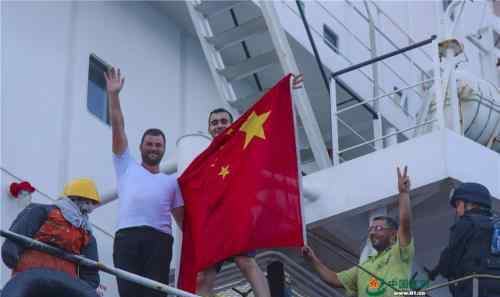中国海军玉林舰护送被救外籍货船到达安全海域