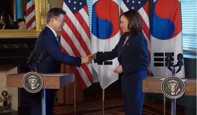 哈里斯和文在寅握手后在裤子上擦手 还原事发经过及背后真相！