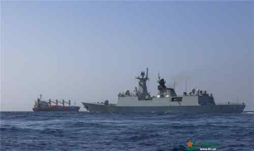 中国海军玉林舰护送被救外籍货船到达安全海域