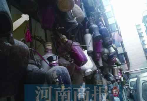 郑州一老人用500多个酒瓶打造小区“防盗神器”