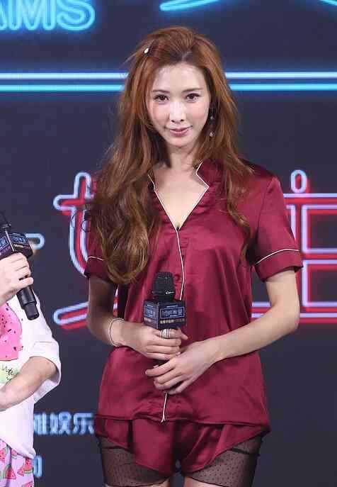 林志玲穿睡衣出镜：与小S比腿斗艳 网友目光却在