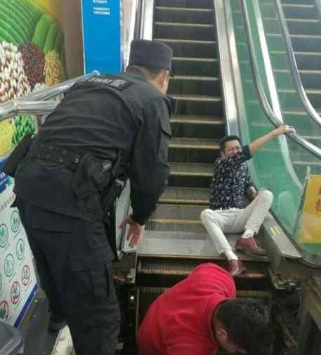 看着都疼!男子不小心摔了一跤 屁股竟被扶梯“咬