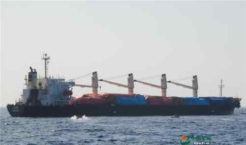 中国海军玉林舰护送被救外籍货船到达安全海域