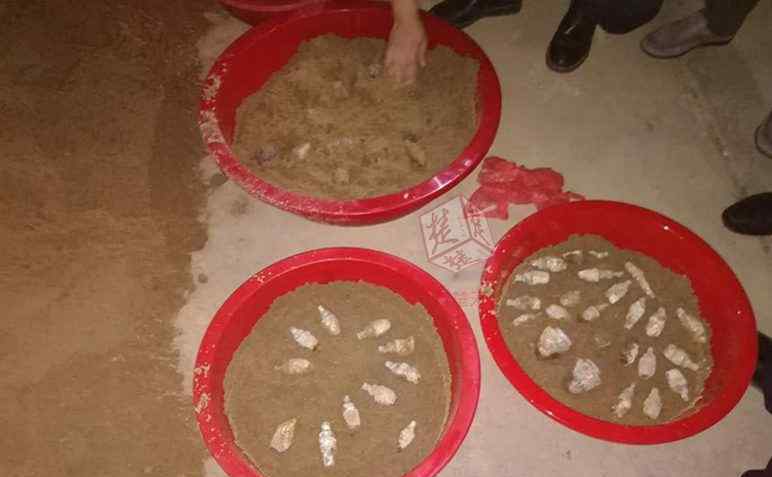 农民挖到百枚炮弹：老汉将其当宝贝藏起来 系日