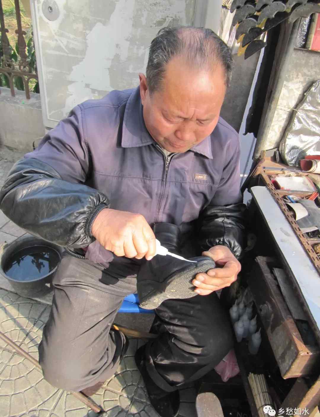 补鞋师傅都用什么胶水 一位补鞋师傅的故事文章配图