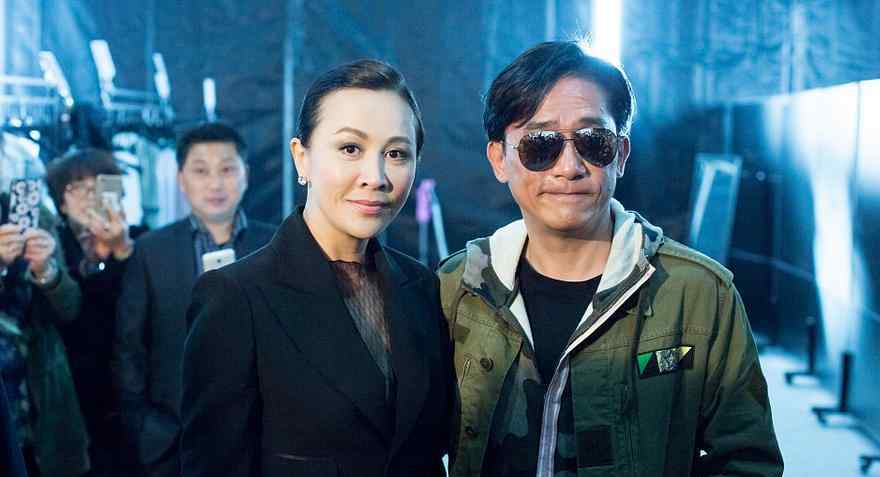 合体现身！梁朝伟刘嘉玲亲密拥抱撒狗粮