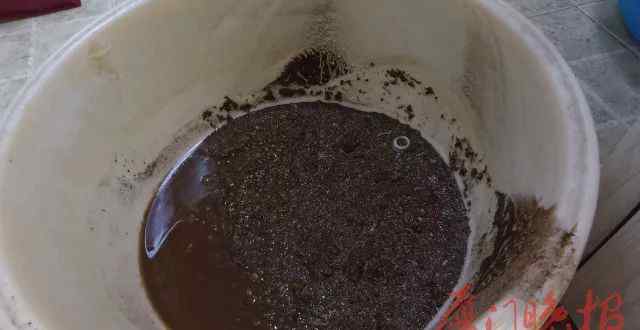 热水器排污口打开视频 热水器里头居然这么脏！记者视频实拍清洗全过程，触目惊心！文章配图