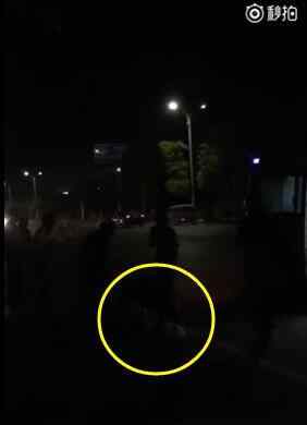 跑车超速撞死孕妇 造成2尸4命 家属现场悲痛欲绝