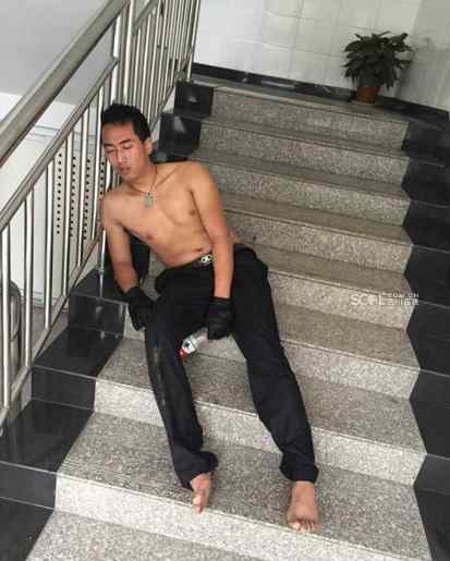 巡警累瘫照走红：为救自杀老人累到虚脱 同事以