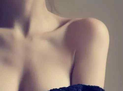 胸部一个大一个小 乳房一个大一个小正常吗？文章配图
