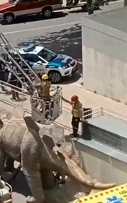 西班牙一恐龙雕像内发现男尸 警方猜测原因 匪夷所思！
