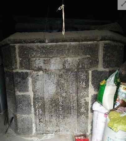 八旬老夫妇把坟墓建家中 现实版的“活人墓”