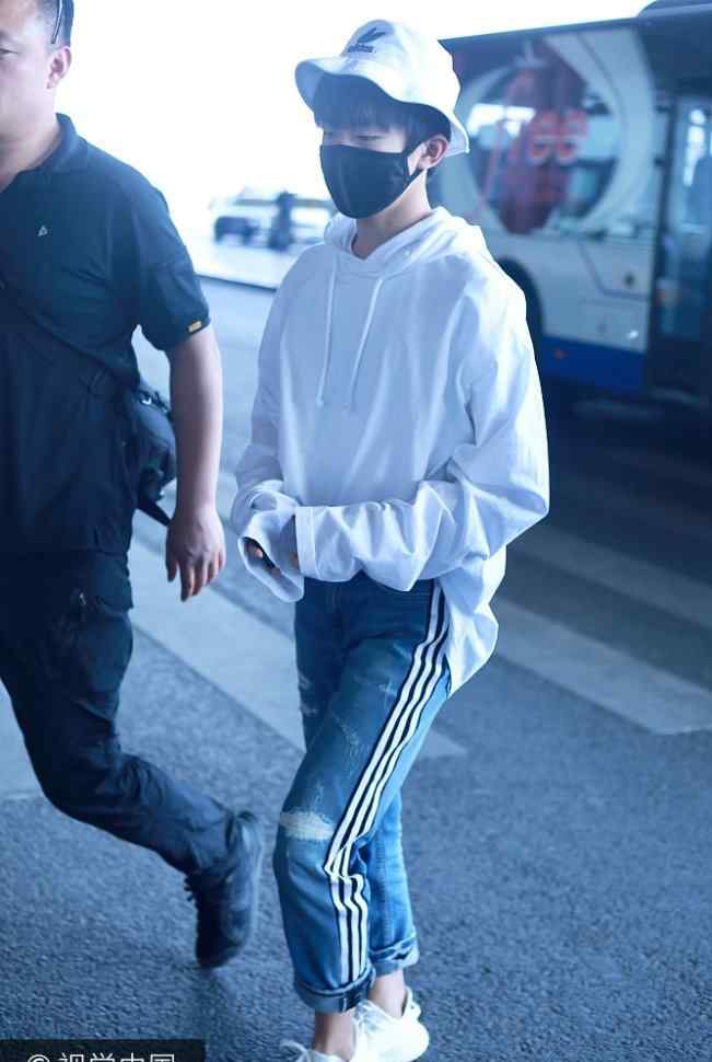易烊千玺的机场时尚：这袖子有两米？文章配图
