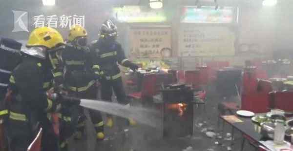 贵州一火锅店起火 消防员徒手拎出“喷火炸弹”