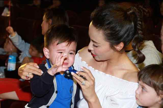 马雅舒携子女亮相 儿子大哭女儿不耐烦