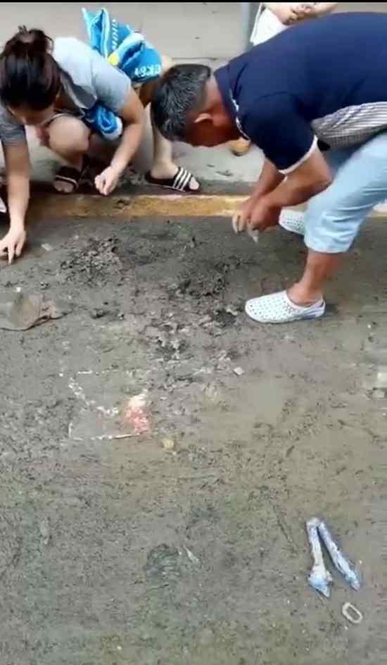 大水洗劫珠宝城 闻讯赶来的市民泥中寻宝欢