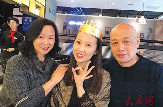 年轻姑娘不跟朋友恋人庆生 17个生日都搭飞机回