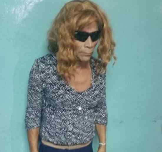 涂腮红、戴假发、踩高跟 囚犯男扮女装越狱 却瞬
