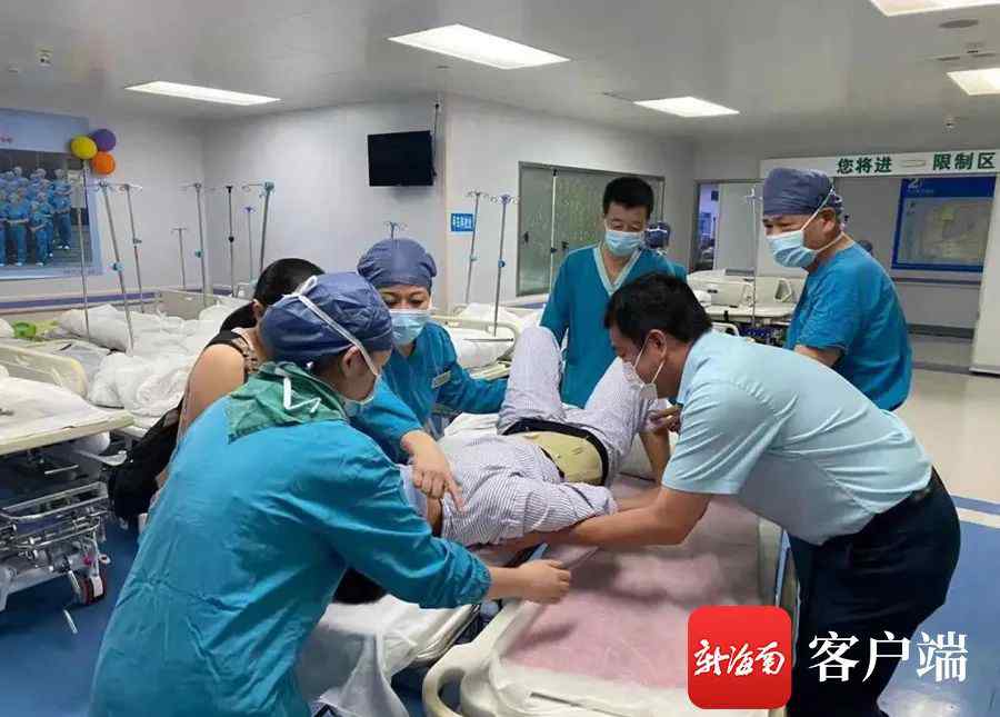 一场手术后 胎儿降生！医生却被抬出去了……文章配图