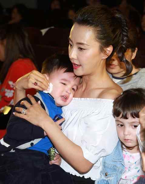 马雅舒携子女亮相 儿子大哭女儿不耐烦