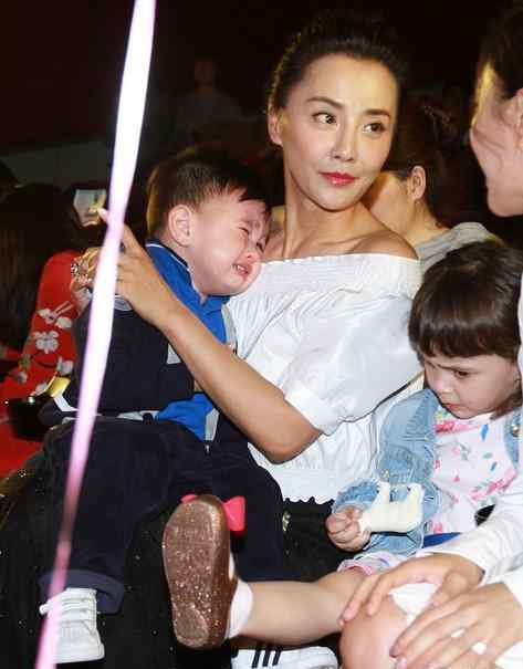 马雅舒携子女亮相 儿子大哭女儿不耐烦
